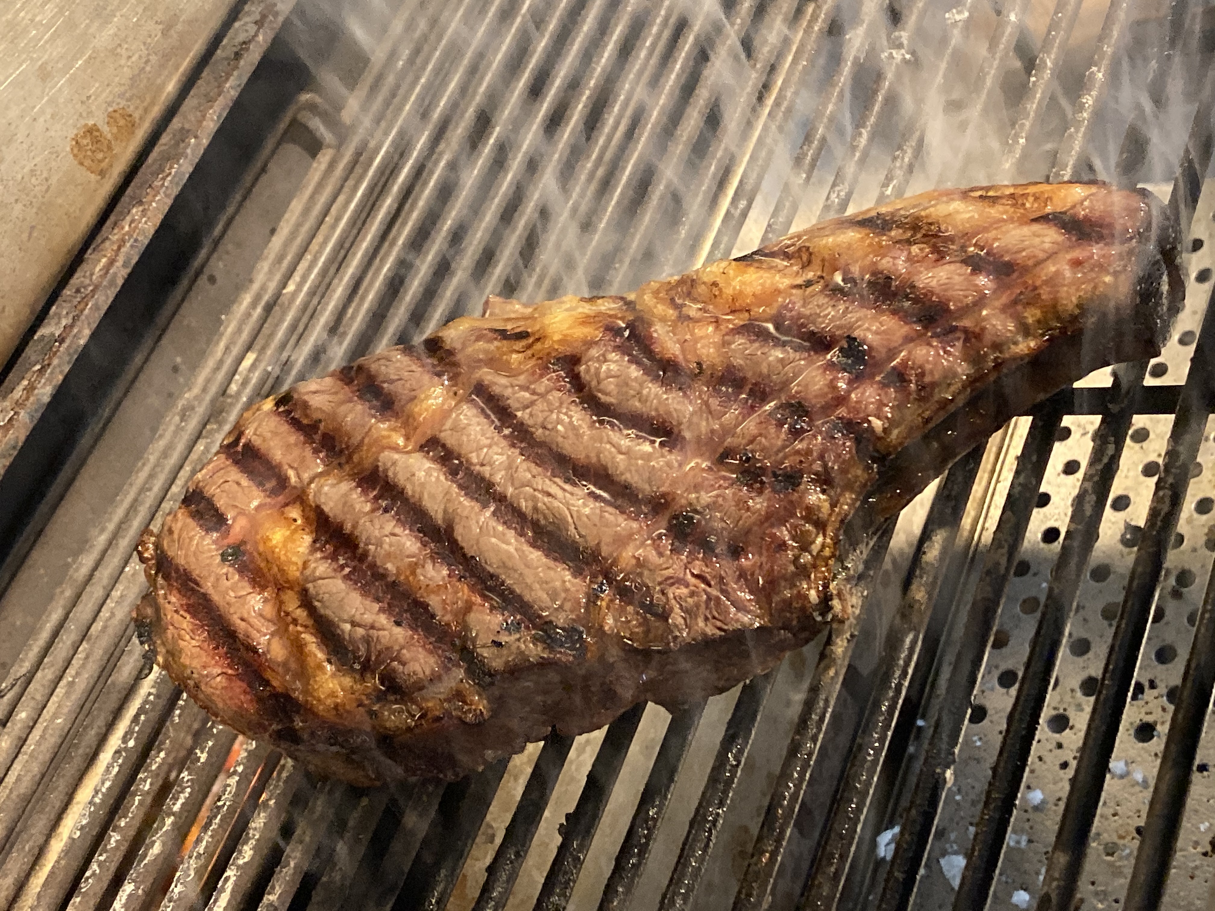 Gerijpt vlees dat gegrild is op de houtskooloven/ bbq 